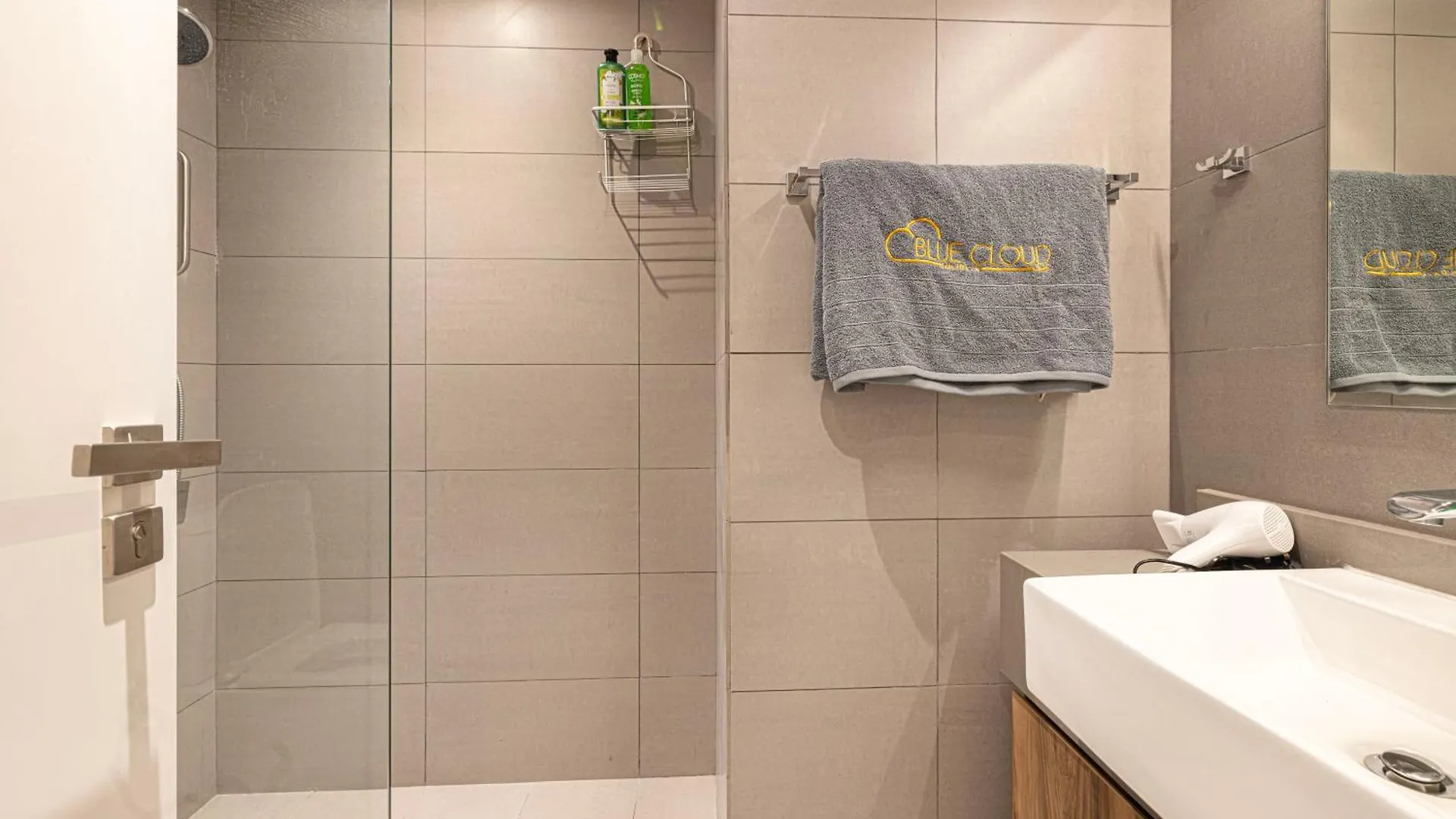 שארג'ה Luxe Haven Apartment By Blue Cloud Holidays איחוד האמירויות הערביות